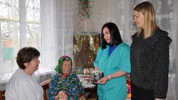 40 одиноких граждан Борисовского района получили пасхальные куличи накануне великого праздника
