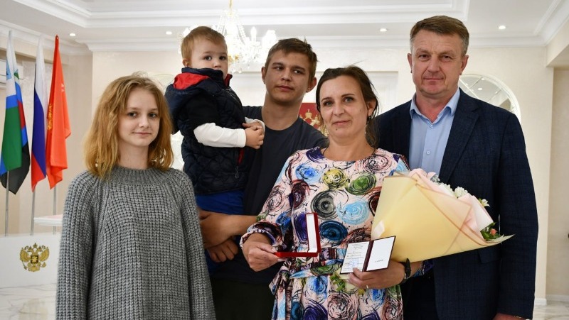 Жительница села Берёзовка получила почётный знак Белгородской области «Материнская слава» 