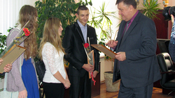 Глава Борисовского района вручил свидетельства на именную стипендию
