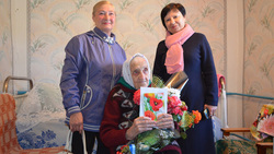 Жительница Хотмыжска получила открытку от президента и памятный подарок