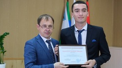 Первый замминистра образования региона Андрей Мухартов поздравил  борисовских школьников