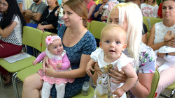 Замглавы Борисовского района вручил подарочные наборы родителям новорождённых
