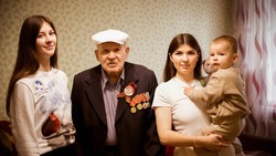 Волонтёры поздравили ветерана Дмитрий Семёнович Рагозина с наступающим 9 Мая