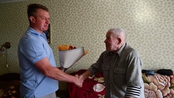 Владимир Переверзев поздравил ветерана с Днём России