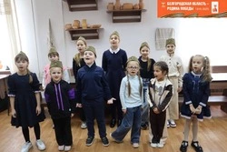 Руководитель коллектива «Вдохновение» Мария Литвинова организовала квартирник «В мире военных песен»