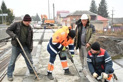 Работники ООО «Мостдорстрой» продолжают капитальный ремонт моста через Ворсклу в посёлке Борисовка