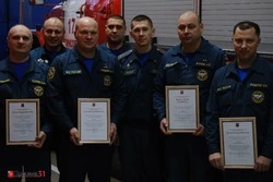 Глава Борисовского округа Владимир Переверзев вручил награды спасателям