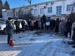 Сотрудники администрации Борисовского округа поучились пользоваться огнетушителями