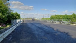 Рабочие отремонтировали мост в селе Зозули Борисовского района