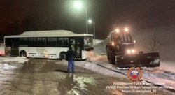 Автоинспекторы помогли вытащить из снега пассажирский автобус в Борисовском районе