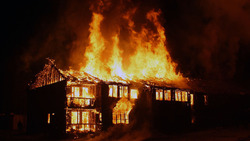 Жилой трёхквартирный дом и летняя кухня загорелись в Борисовке