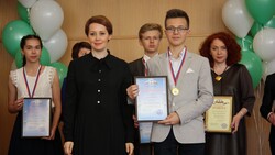 Наталия Полуянова наградила победителей и призёров олимпиады школьников