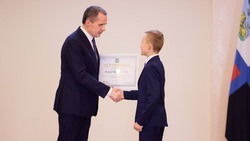 Вячеслав Гладков наградил губернаторскими стипендиями 45 белгородских школьников 