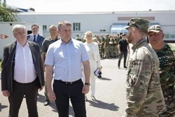Александр Шуваев посетил Центр патриотического воспитания в Новооскольском округе