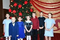 Школьники посетили ёлку главы Борисовского округа