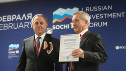 Виталий Мутко вручил награду Евгению Савченко за реализацию программы «500/10 000»