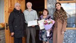 Супруги Жеребиловы из Борисовки приняли поздравления от сотрудников Борисовского ЗАГСа