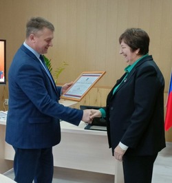 Владимир Переверзев  вручил награды председателям участковых избирательных комиссий