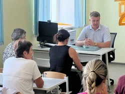Владимир Переверзев проверил соблюдение мер безопасности в школах посёлка Борисовка