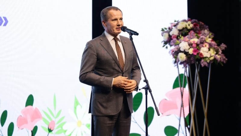 Вячеслав Гладков вручил 40 многодетным белгородкам почётные знаки «Материнская слава»
