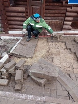 Сотрудники администрации Октябрьскоготнянского поселения переложили брусчатку на роднике Громобойный