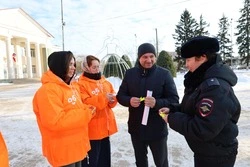 Волонтёры ДоброЦентра вместе с сотрудниками Госавтоинспекции провели акцию «Засветись»