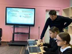 Учитель Новоборисовской школы Дмитрий Гончаров вовлёк учащихся в занятия робототехникой 