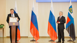 Евгений Савченко вручил Николаю Давыдову Почётную грамоту Президента