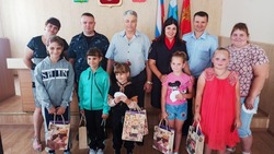 Борисовские полицейские вручили канцелярские товары детям из многодетных семей
