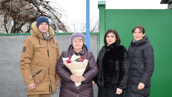 Власти Борисовки поздравили жительницу посёлка с Днём матери