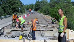 Специалисты капитально отремонтируют мост в селе Акулиновке Борисовского района