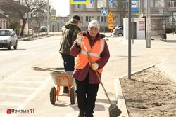 Подмести, сгрести, убрать. Коммунальщики приводят посёлок в порядок после зимы