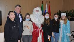 Глава администрации Борисовского района вручил ключи от жилья детям-сиротам