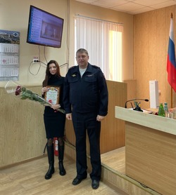 Начальник районного отдела полиции Алексей Старцев вручил благодарственные письма сотрудникам банка