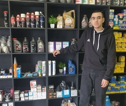 Давид Хабиямбере из Борисовки заключил социальный контракт на открытие магазина автозапчастей