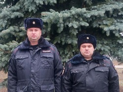 Жительница села Хотмыжск поблагодарила полицейских за помощь в тушении пожара