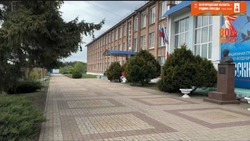 Коллектив Новоборисовской СОШ украсил фасад здания и территорию ко Дню Победы