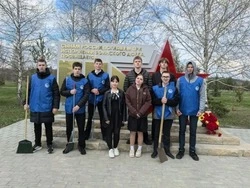 Школьники Борисовского округа принимают активное участие в акции «Субботник Памяти»