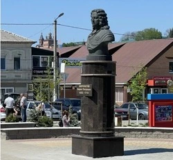 Памятник-бюст графа Шереметева обновили в Борисовке