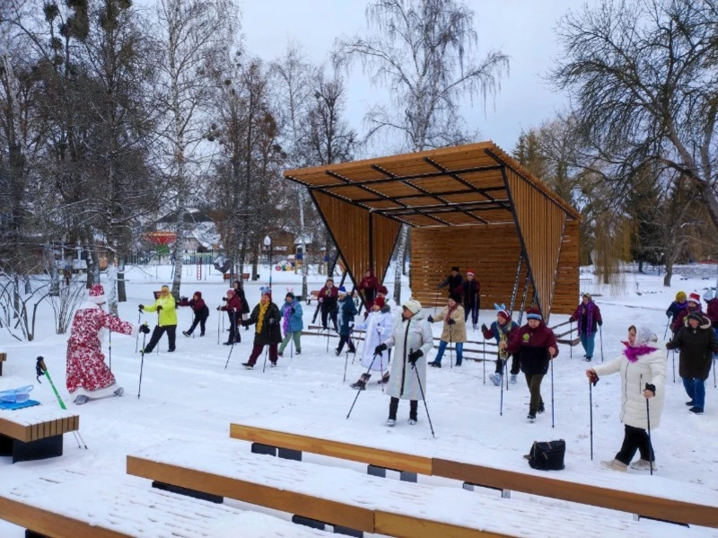 Представители старшего поколения провели тренировку по северной ходьбе с Дедом Морозом и Снегурочкой