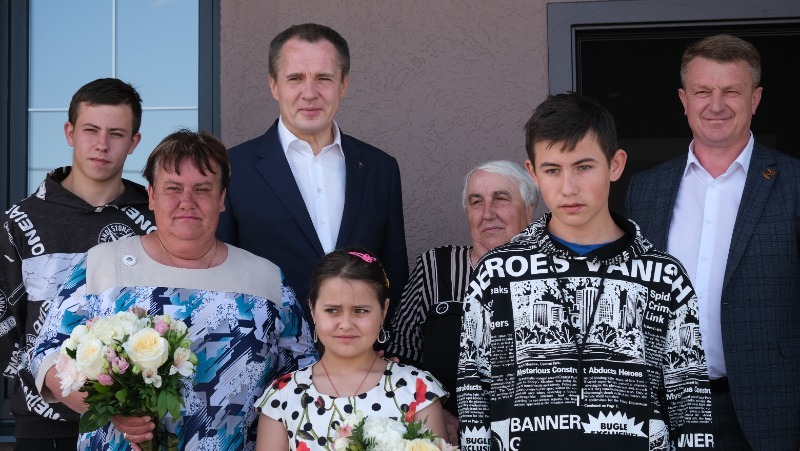 Вячеслав Гладков вручил ключи от домов многодетным семьям из Борисовского района