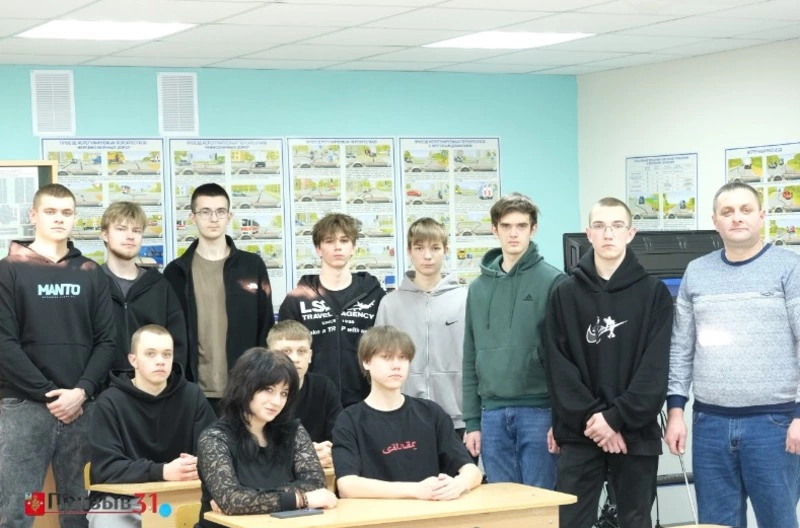 Старшеклассников Борисовского округа начали обучать управлению автомобилем