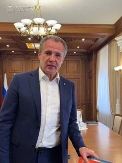 Вячеслав Гладков показал альбомы для белгородских первоклассников