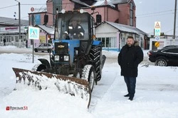 Работники благоустройства устраняют последствия снегопада