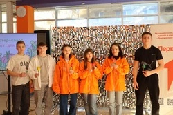 Сотрудники Борисовского Центра молодёжи провели мастер-класс «Букет для мамы» 