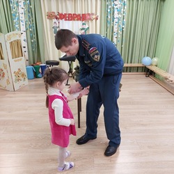 Сотрудники МЧС провели урок безопасности для воспитанников Борисовского детского сада «Ягодка»
