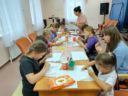  Мастер-класс по росписи гипсовой заготовки «Русская Матрёшка» прошёл в Октябрьском Доме культуры