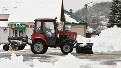 Коммунальщики Борисовского района вышли на очистку снега