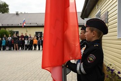 Борисовские школьники начали учебную неделю с церемонии поднятия государственного флага