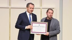 Вячеслав Гладков наградил лучших дорожников и водителей общественного транспорта